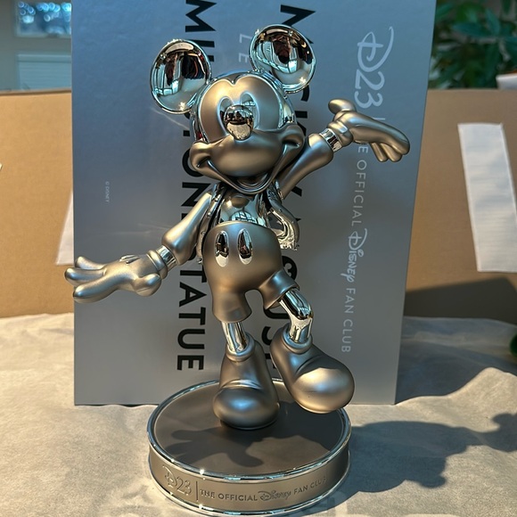 ⭐️SALE⭐️ D23 Official Disney Fan Club Milestone Statue Gold Member 2023 NIB - Picture 2 of 6